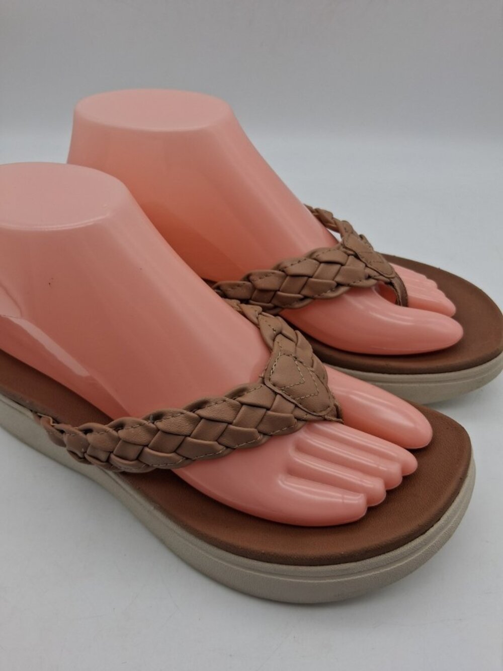 Vionic Womens Kenji Leather Slip on Thong Flip Flop Sandals Tan  7.5